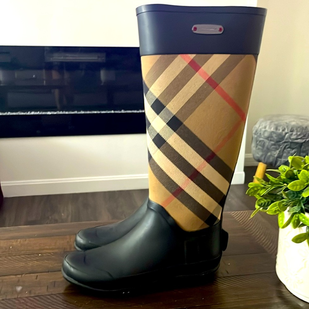 Lightly used … worn 2 times very cute very stylish